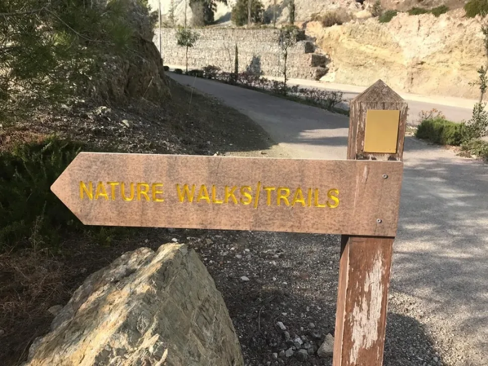 Указатель тропы на территории гольф‑курорта Aphrodite Hills у начала моста