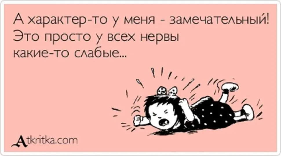 Актёр в образе гадалки гримасничает, держит хрустальный шар рядом со зрительницей