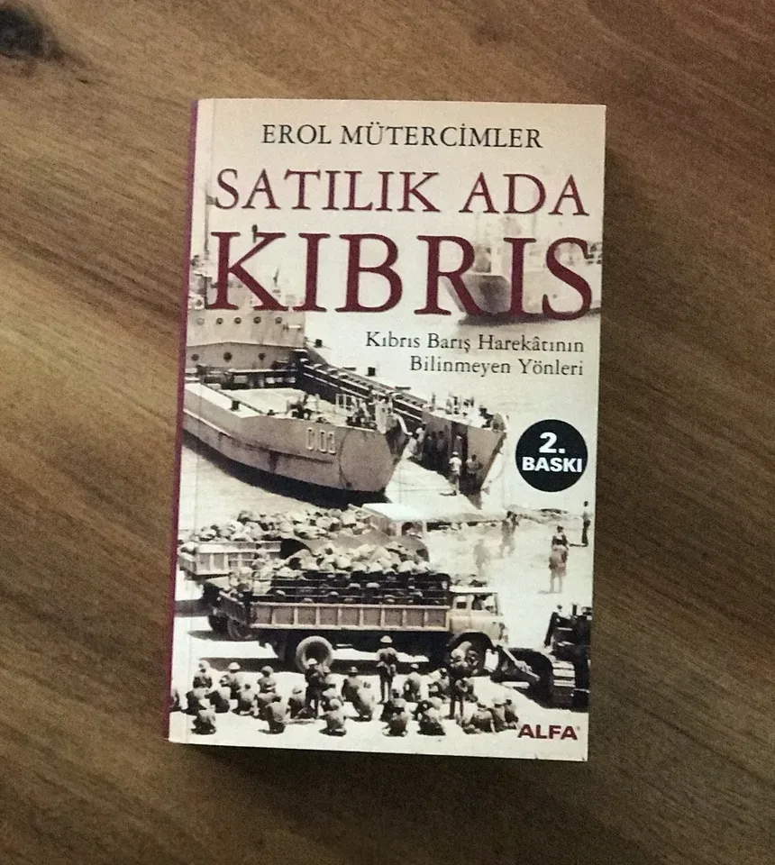 Обложка книги Эрола Мютерджимлера «Satilik Ada Kibris» о вторжении на Кипр Обложка книги Эрола Мютерджимлера «Satilik Ada Kibris» о вторжении на Кипр