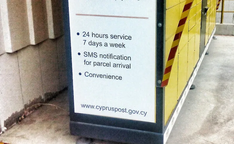 Электронные почтовые ячейки Cyprus Post с английской табличкой о 24/7 и SMS уведомлениях