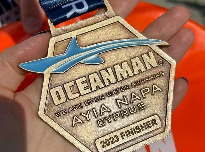 Крупный план медали финишера Oceanman Ayia Napa Cyprus 2023 Крупный план медали финишера Oceanman Ayia Napa Cyprus 2023