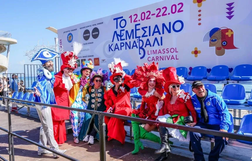 Яркая хореографическая группа в разноцветных костюмах на карнавальном маршруте Яркая хореографическая группа в разноцветных костюмах на карнавальном маршруте