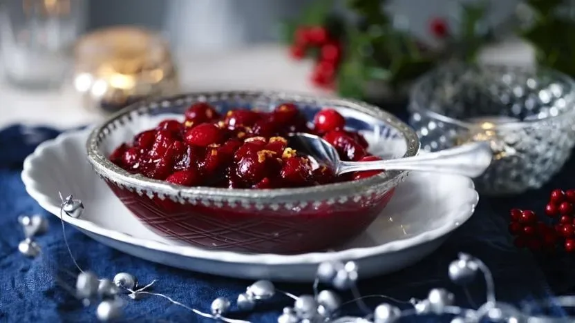 Клюквенный соус с рублеными грецкими орехами в сервировочной чаше