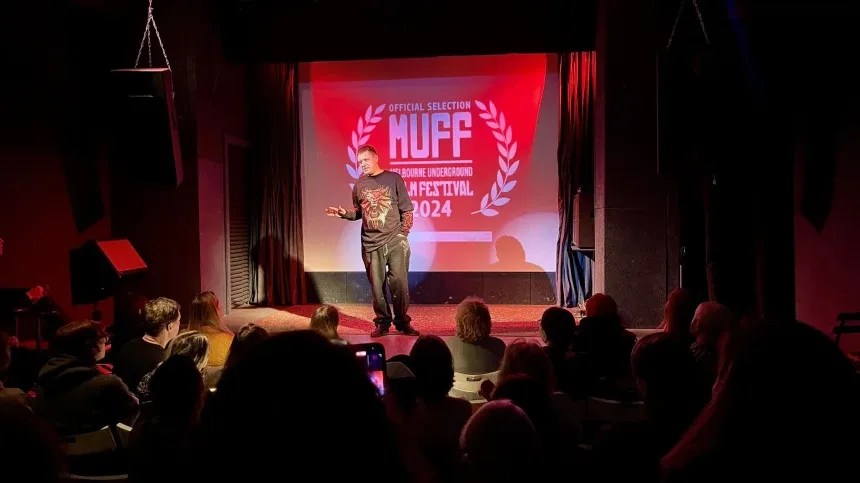 Показ фильма на фестивальной сцене с логотипом MUFF и залом Показ фильма на фестивальной сцене с логотипом MUFF и залом