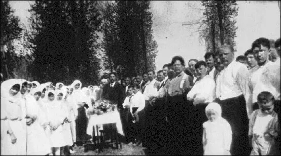 Групповая фотография духоборов в селе Брилиант, Канада, 1926 год