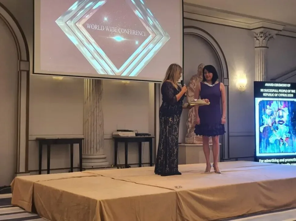 Мужчина выступает на сцене с микрофоном в руках