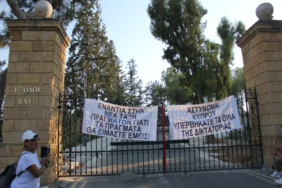 Две пожилые женщины держат английские плакаты «Say no to stupidity» и «Hands off speech