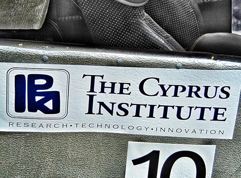 Наклейка The Cyprus Institute на кузове солнечного болида на соревнованиях