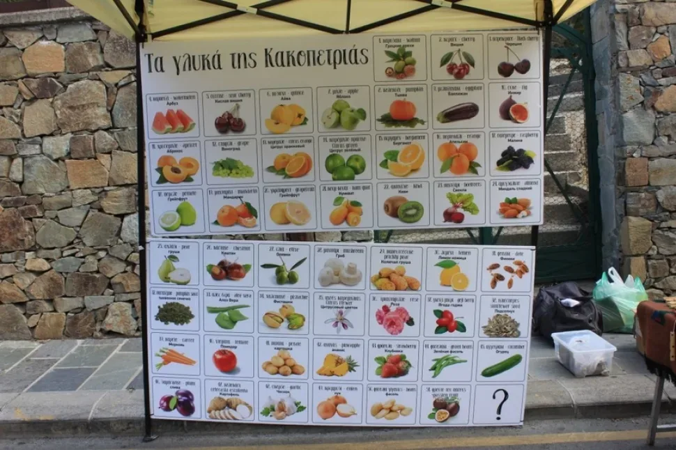 Покупательница рассматривает банки варенья на прилавке фестиваля