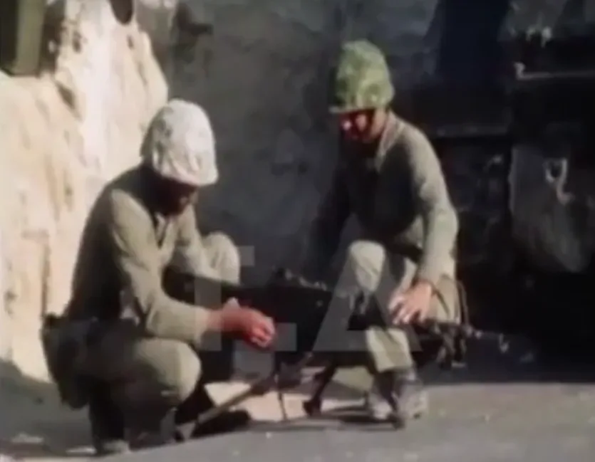 Солдаты в окопе с оружием во время боевых действий в 1974 году