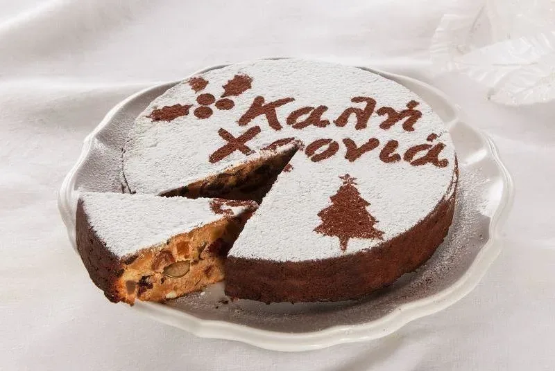 Василопита праздничный сладкий пирог с нарезанным кусочком и посыпкой