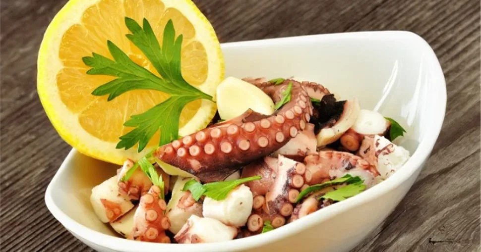 Средиземноморское блюдо из осьминога с лимоном как пример кипрской кухни