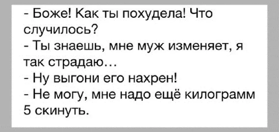 Пьющий и смеющийся пожилой мужчина с пачкой вермишели в руках Пьющий и смеющийся пожилой мужчина с пачкой вермишели в руках