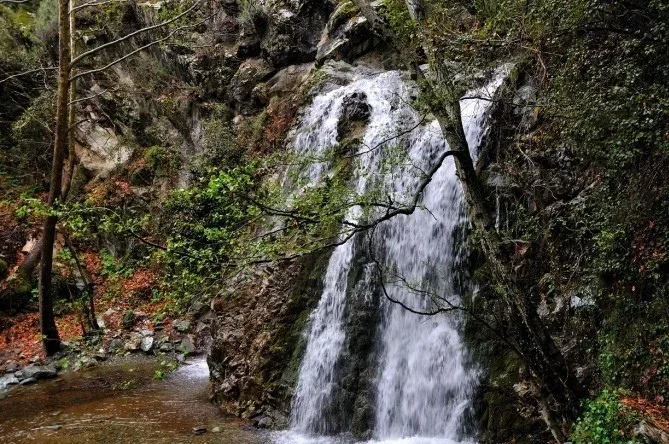 Вид вниз с верхней кромки водопада Меса Потамос на русло реки