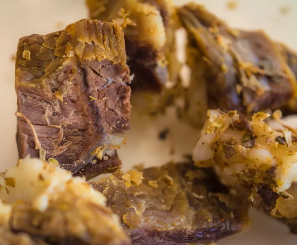 Мелко нарезанная цамарелла из козьего мяса с пряностями