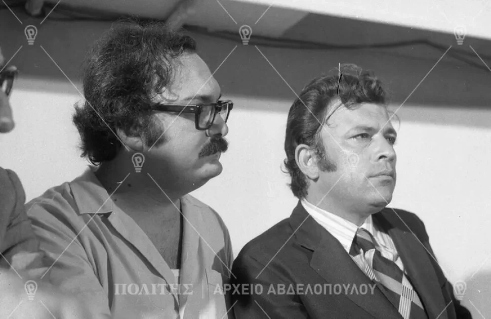 Два мужчины в официальной обстановке, один в очках и с усами Два мужчины в официальной обстановке, один в очках и с усами