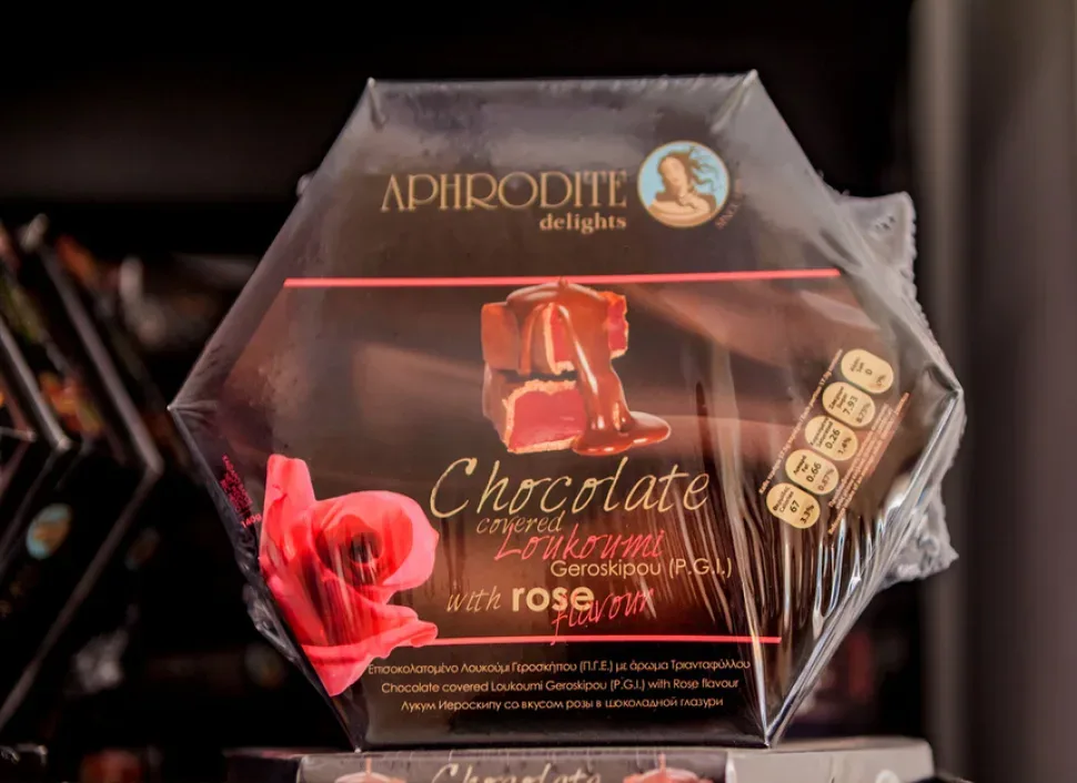 Упаковка лукума с розовым цветком и надписью Chocolate covered Упаковка лукума с розовым цветком и надписью Chocolate covered
