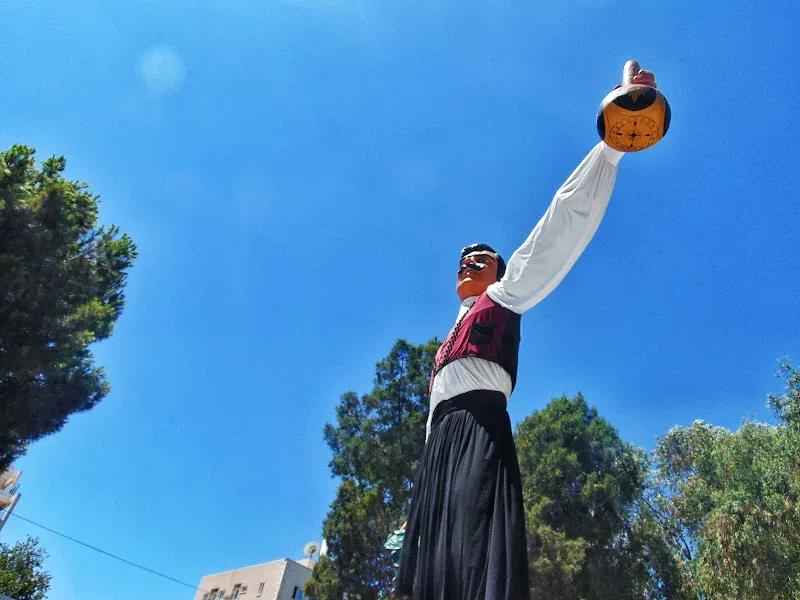 Семиметровая фигура Vraka Man с флягой вина в муниципальном парке Лимассола Семиметровая фигура Vraka Man с флягой вина в муниципальном парке Лимассола