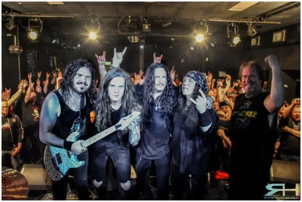 Vicious Rumors в сборе на сцене вместе с фанатами после концерта
