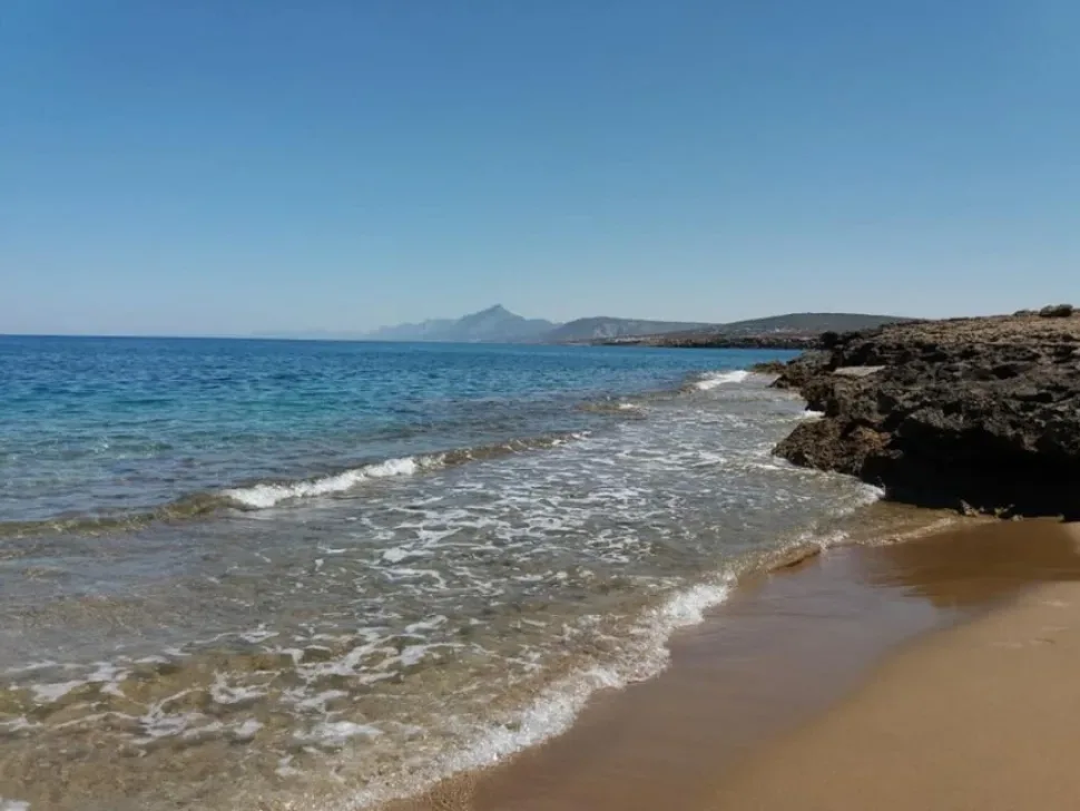 Вулканические кратеры на прибрежной породе, заполненные морской водой и солью
