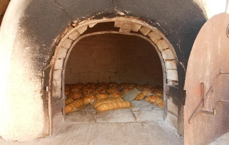 Несколько Флаунес с посыпкой кунжута в плетеной корзине Несколько Флаунес с посыпкой кунжута в плетеной корзине