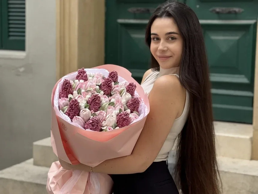 Девушка держит крупный букет пастельных цветов от Zeffi Flowers