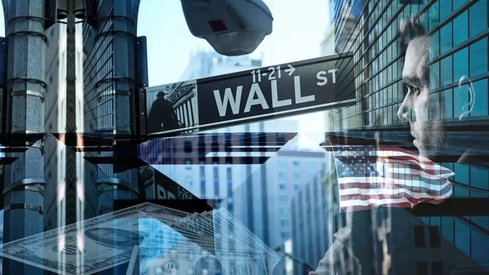 Коллаж с табличкой Wall Street и долларовой символикой о кризисе