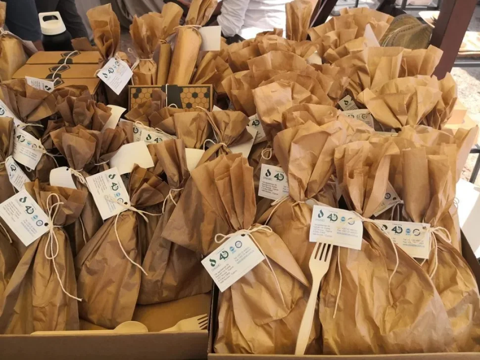 Упакованные макароны и сухие продукты в бумажных пакетах на прилавке