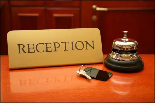 Стойка ресепшн с табличкой Reception, звонком и ключом номера