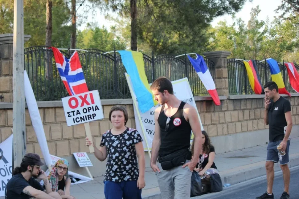 Участники митинга держат плакат против 5G и баннер с призывом остановить террор