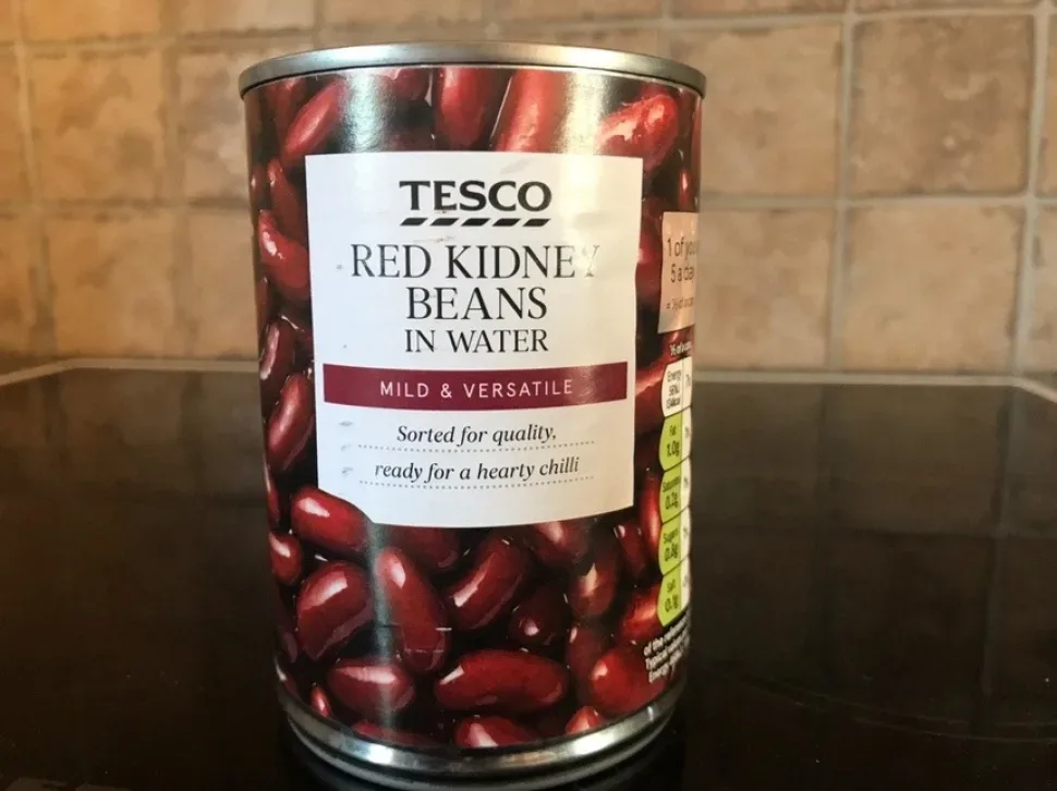 Консервная банка красной фасоли Tesco, используемая для супа
