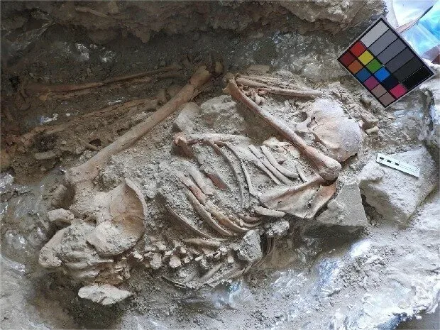 Скелет мужчины из Куриона, лежащий на левом боку с согнутыми коленями Скелет мужчины из Куриона, лежащий на левом боку с согнутыми коленями