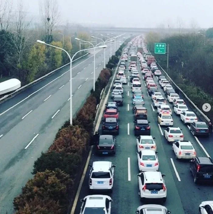 Многополосная пробка на автостраде А1 с плотным стоящим транспортом