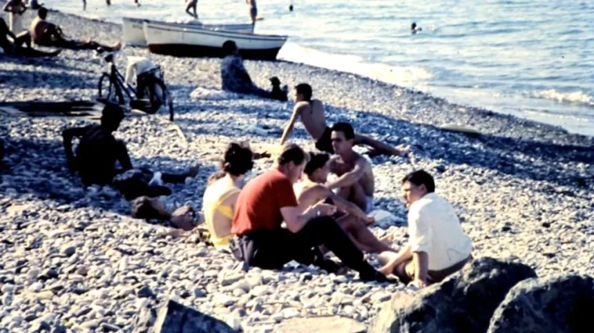 Пляж напротив GSO с отдыхающими на галечном берегу, 1963 год