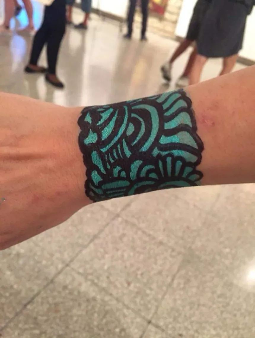 Коллаж фотографий с примерами Body art и раскрашенных тел на выставке