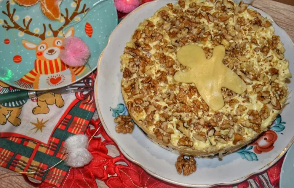 Тарелка с кучкой чернослива и мандаринами рядом
