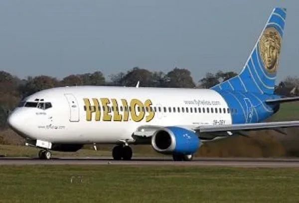 Boeing 737 авиакомпании Helios с характерной ливреей на рулежной дорожке