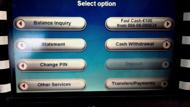 Экран банкомата с меню операций и опцией Fast Cash €100