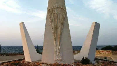 Памятник, посвящённый Дженгизу Топелю на прибрежной площадке