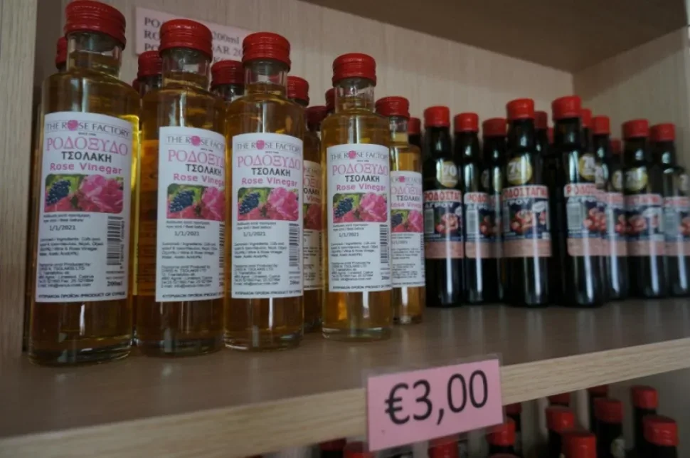Полки с косметическими банками и сувенирами в фирменном магазине