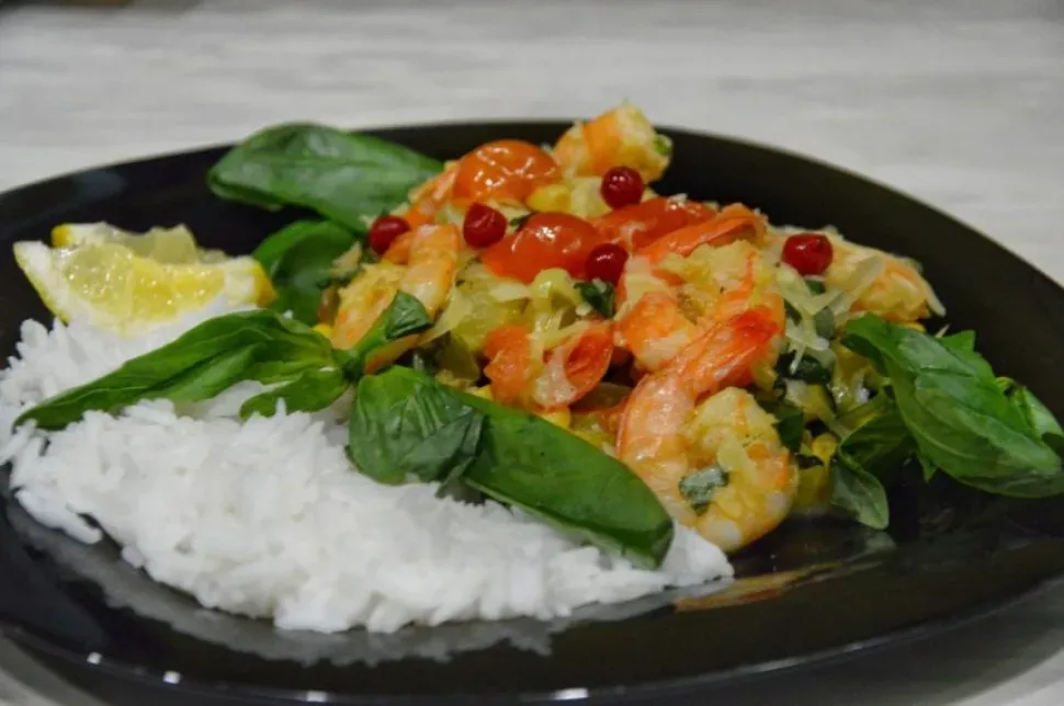 Финальная сервировка стир‑фрай с рисом, креветками и свежим базиликом