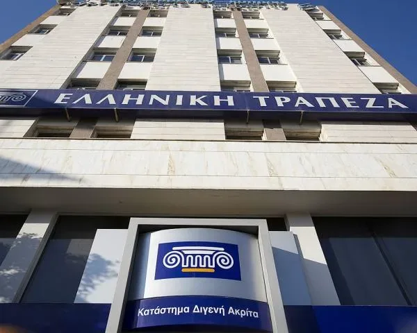 Фасад отделения Hellenic Bank с вывеской на греческом