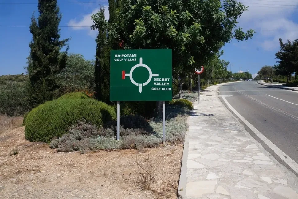 Указатель с планом Secret Valley Golf Club у въездной дороги