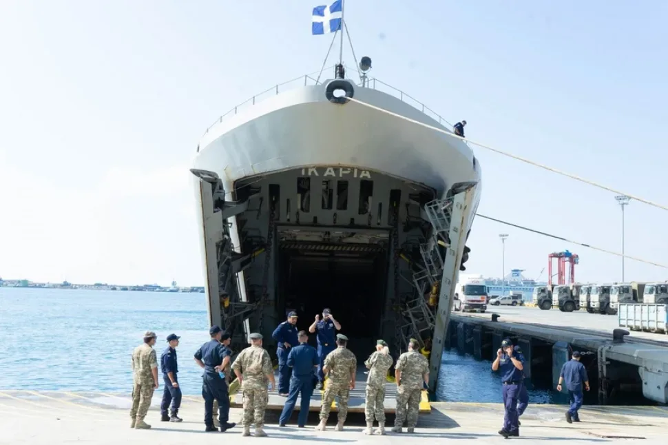 Военные и груз у причала рядом с кораблем IKARIA перед погрузкой груза в Ливан Военные и груз у причала рядом с кораблем IKARIA перед погрузкой груза в Ливан