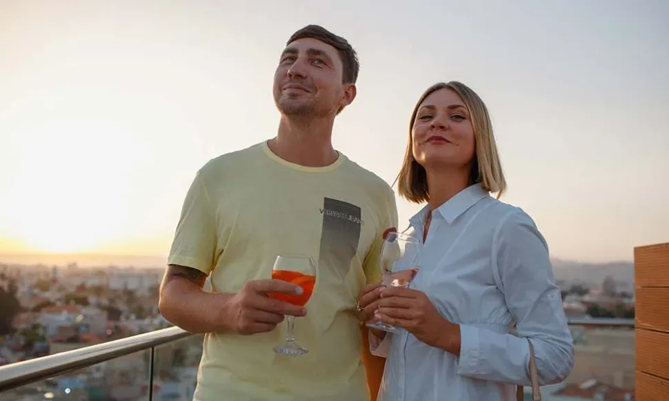 Бутылка CardPay и зелёные ветки как часть сервировки столика