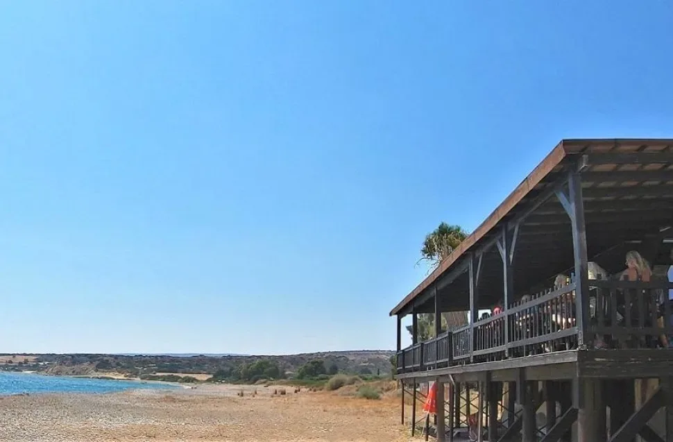 Прибрежное здание ресторана Kyrenia Beach у пляжа Авдиму