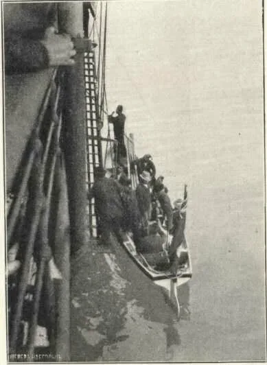 Шлюпка у трапа парохода Lake Superior в порту Ларнаки Шлюпка у трапа парохода Lake Superior в порту Ларнаки