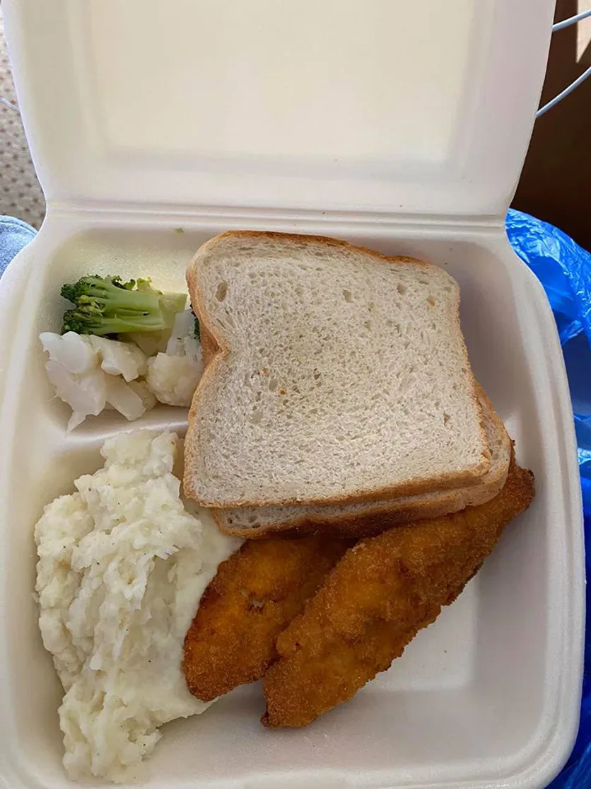 Контейнер с едой в карантине с рисом и кусочком обжаренного мяса