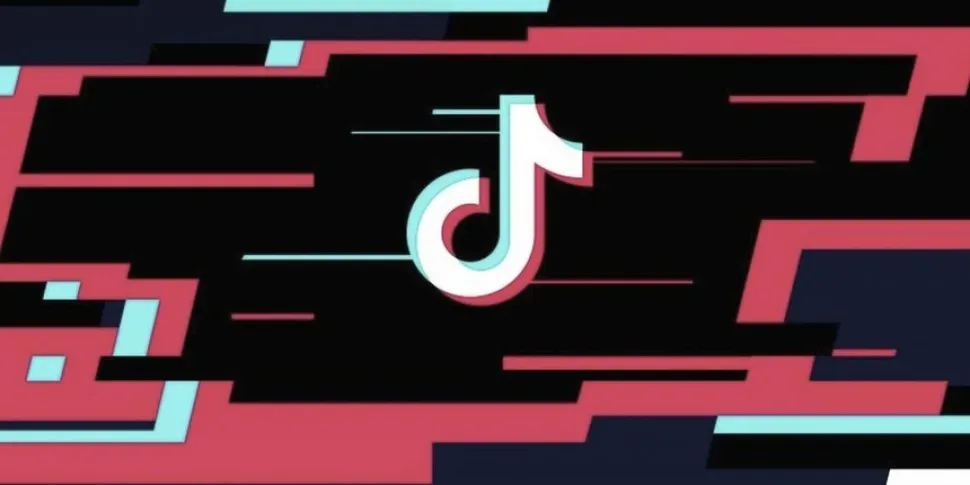 Логотип TikTok на абстрактном розово‑черном фоне