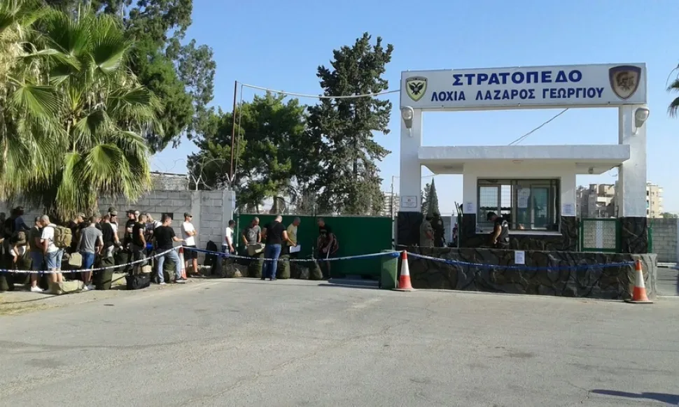 Вход в военную часть с собравшимися призывниками и их багажом у ворот Вход в военную часть с собравшимися призывниками и их багажом у ворот